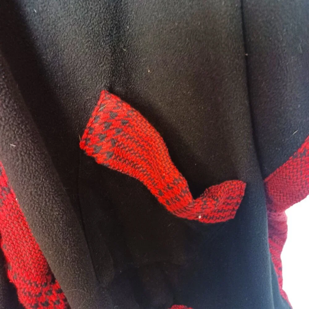 Vintage Le Moda Black & Red Knit Trim Cape With Pockets & Zip Closure - Picture 3 of 4